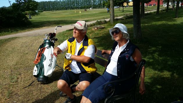 Ulla o Gösta Suwe vilar sig i solen efter en härlig golfrunda