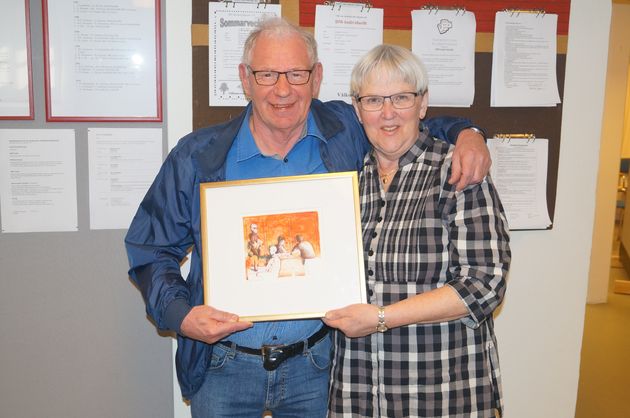 Vinnaren Hans-Olov Gustafsson med prisutdelaren Eva-Britt Blomkvist