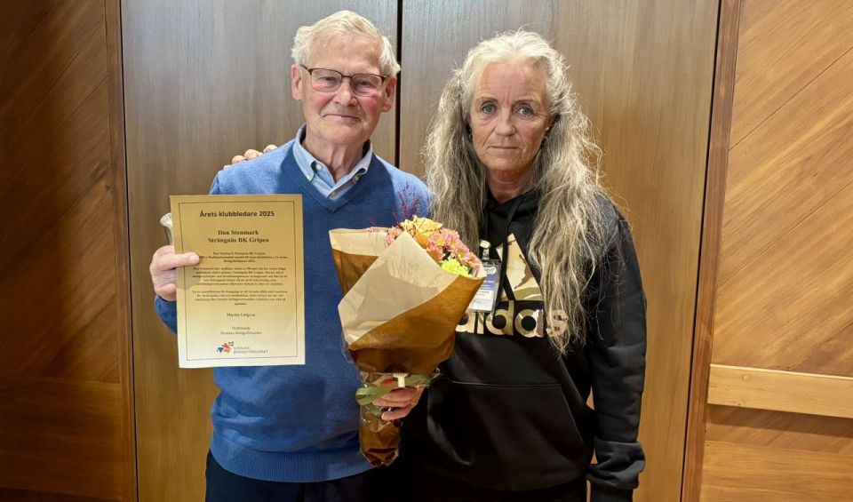 Zennica Hammar delar ut priset för årets klubbledare till Dan Stenmark