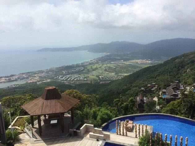 Sanya från 500 meter höjd över havet