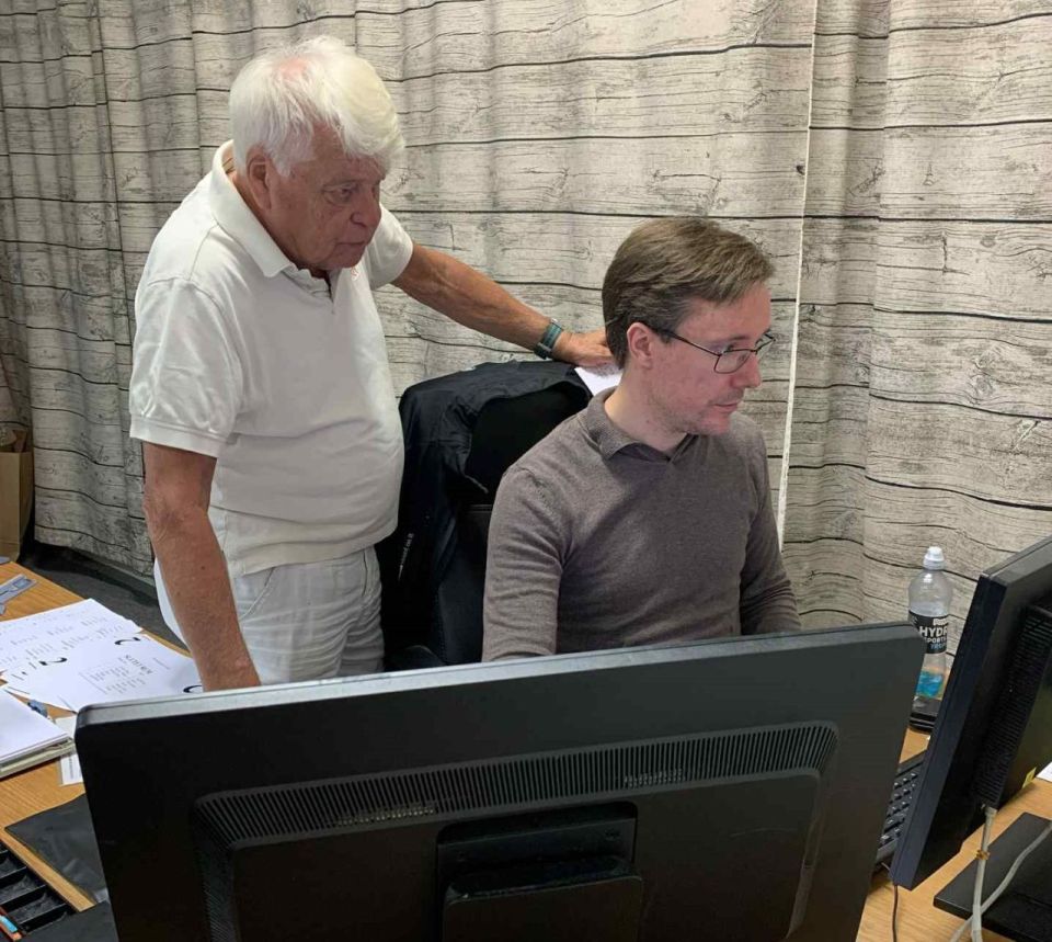 Thomas Winther får tips av Elit TL Philip Berggren