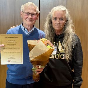 Zennica Hammar delar ut priset för årets klubbledare till Dan Stenmark